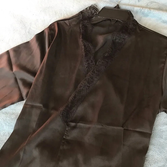 Shein black satin like robe - Picture 4 of 11